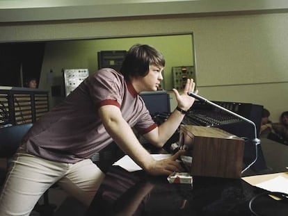 Brian Wilson, en un estudio de grabación, en una imagen de promoción. 