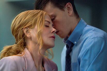 Nicole Kidman y el actor Harris Dickinson en una escena de 'Babygirl'.