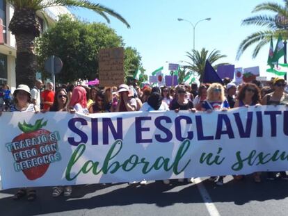 Cientos de personas se manifiestan este domingo en Huelva por la "situación de impunidad" que sufren las temporeras.