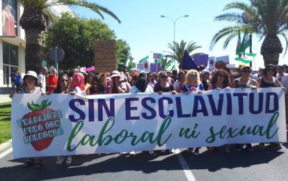 Cientos de personas se manifiestan este domingo en Huelva por la "situación de impunidad" que sufren las temporeras.