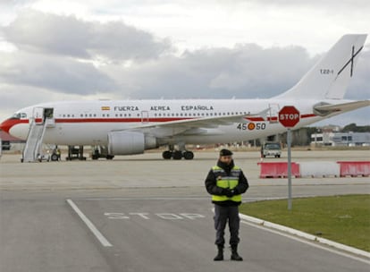 El Airbus es el primero de tres aviones fletados por el ministerio de Exteriores para recoger a los alrededor de 600 turistas españoles afectados por el cierre de los dos aeropuertos principales de Tailandia desde el pasado miércoles por opositores al Gobierno.