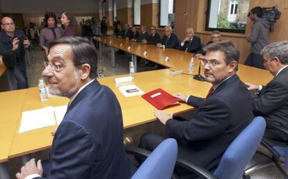 El ministro de Justicia, Rafael Catalá, junto a Juan Luis Ibarra, presidente del Tribunal Superior vasco, esta mañana en Bilbao en una reunión de responsables de los Tribunales Superiores de Justicia.