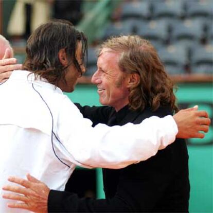 Rafa Nadal se abraza con Guillermo Vilas, cuya marca batió ayer.