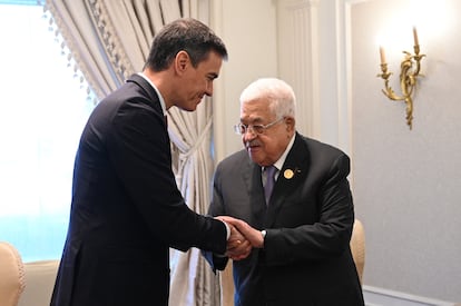 Pedro Sánchez, reunido en octubre de 2023 con el presidente de la Autoridad Nacional Palestina Mahmud Abbas en El Cairo.