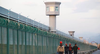 Trabajadores bordean un campamento vallado en Dabancheng, en China, el 4 de septiembre de 2018.