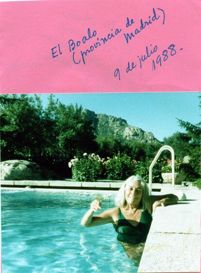 Retrato de Carmen Martín Gaite en su casa de El Boalo, en la provincia de Madrid en julio de 1988. Fotografía incluida en el libro 'Carmiña. Correspondencia inédita de Carmen Martín Gaite-Julián Oslé'.