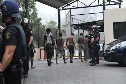 Tras recorrer a toda velocidad cuatro kilómetros, los inmigrantes han llegado al Centro de Estancia Temporal de Inmigrantes (CETI).