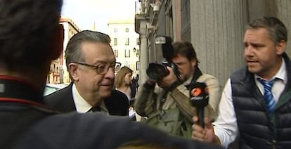 Miguel Herrero y Rodr&iacute;guez de Mi&ntilde;&oacute;n a su llegada, ayer, a la reuni&oacute;n del Consejo de Estado. 