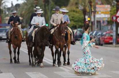 Este tipo de escenas se suceden durante toda la Feria por Jerez, chicas y chicos ataviados con los trajes típicos.