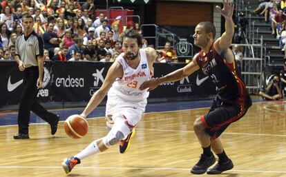 Llull, defendido por Salumu, en el España-Bélgica.