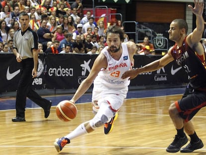 Llull, defendido por Salumu, en el España-Bélgica.