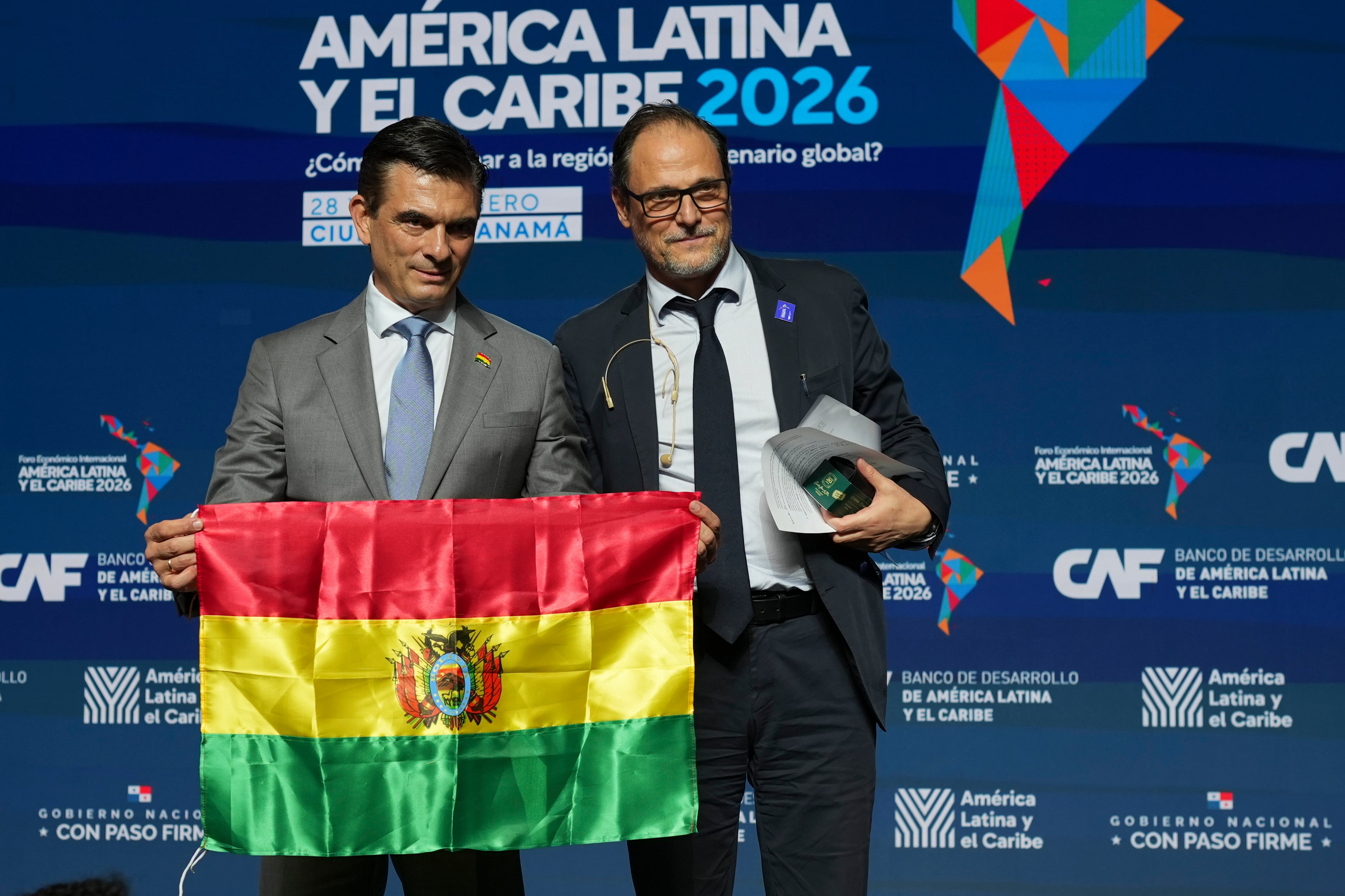 Rodrigo Paz Pereira y Jan Martínez Ahrens, al finalizar el encuentro.