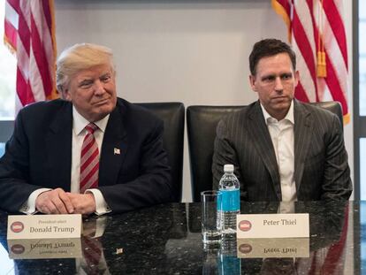 El presidente de EEUU, Donald Trump; el cofundador de PayPal Peter Thiel, y el CEO de Apple, Tim Cook, en la Torre Trump en diciembre de 2016.