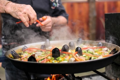 Arroz con verduras y marisco, de La Lluna de Valencia, en Costa Rica. 