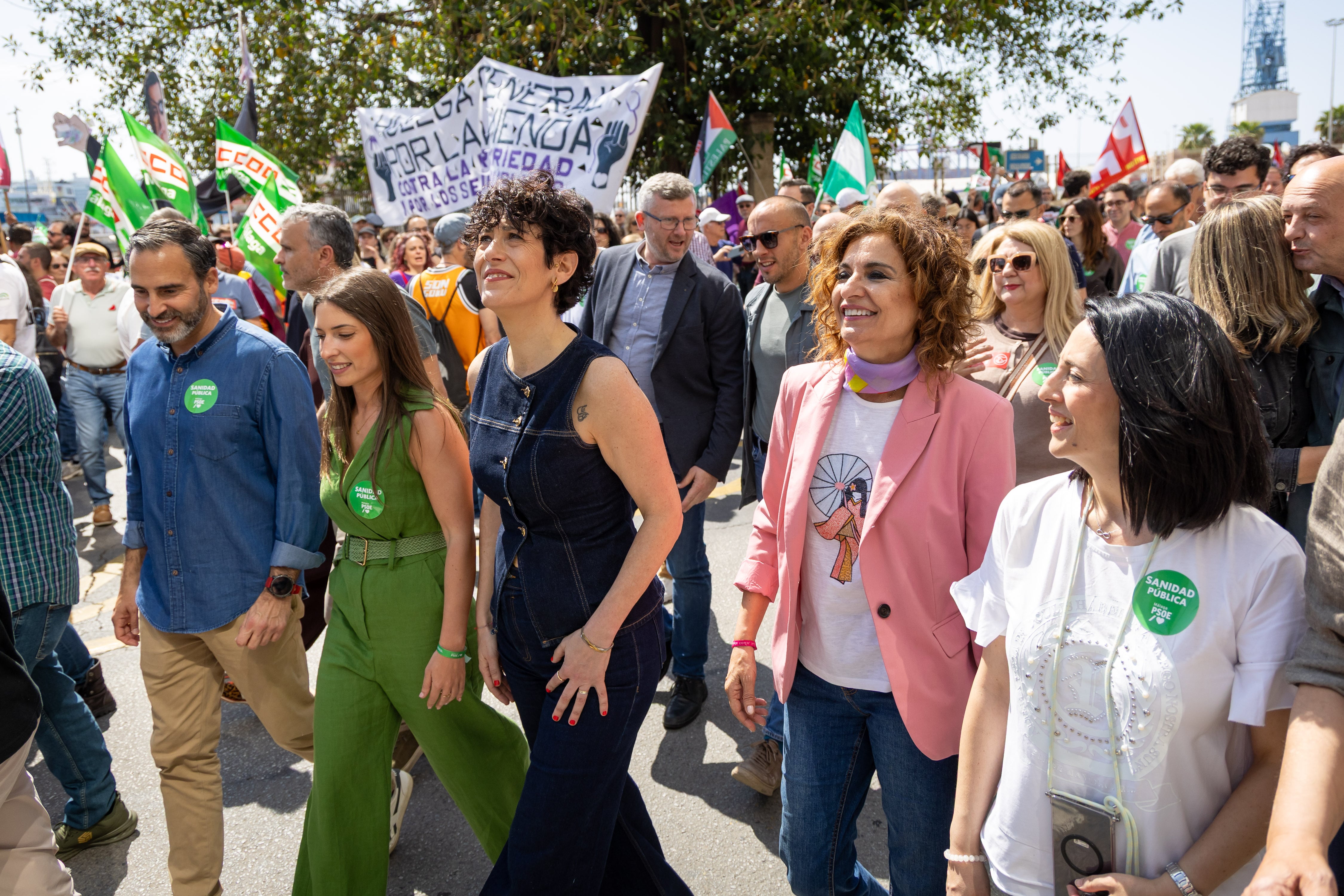 La ministra de Inclusión, Seguridad Social y Migraciones y portavoz del Gobierno, Elma Saiz (en el centro), junto a la candidata del PSOE a la presidencia de la Junta, María Jesús Montero, este viernes durante la manifestación en Málaga.