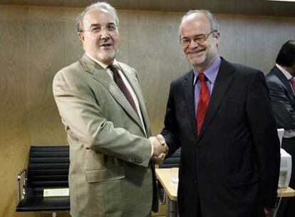 El ministro Pedro Solbes y el consejero catalán Antoni Castells.