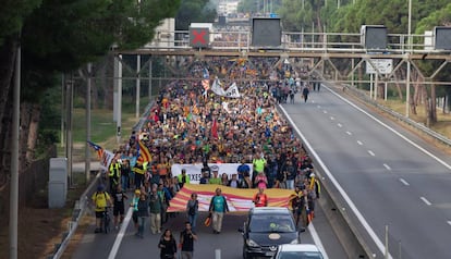 Centenares de personas convocadas por los CDR que caminan desde Casteldefels (Barcelona) para unirse a las denominadas Marchas por la libertad.
