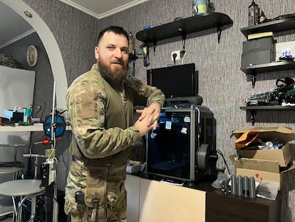 Yaroslav, from the Ochi Drone Brigade, next to the 3D printer they use to manufacture material, just before leaving on a mission to the Bakhmut front.