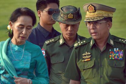 Aung San Suu Kyi y el general Min Aung Hlaing, en una imagen de archivo