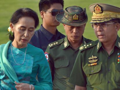 Aung San Suu Kyi y el general Min Aung Hlaing, en una imagen de archivo