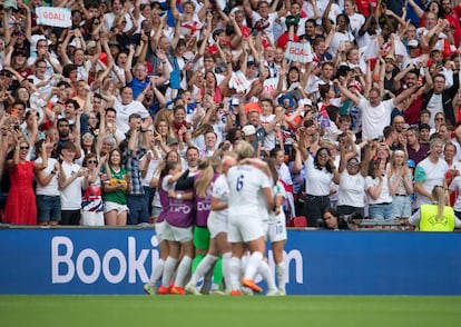 Inglaterra festeja un tanto en la final pasada de la Euro 2022.