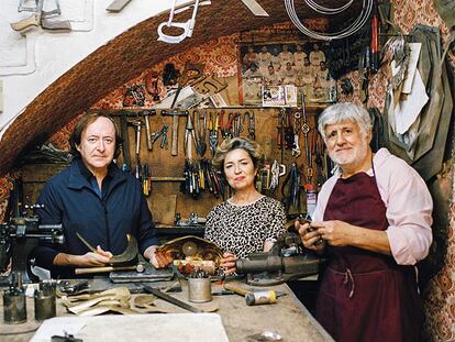 Tomás Alía junto a Concepción y José María, los artesanos que desde los años ochenta lideran el taller Hijos de F. Potenciano, donde se producen piezas por encargo para algunos de los interioristas más prestigiosos.