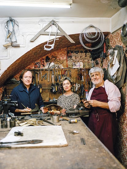 Tomás Alía junto a Concepción y José María, los artesanos que desde los años ochenta lideran el taller Hijos de F. Potenciano, donde se producen piezas por encargo para algunos de los interioristas más prestigiosos.