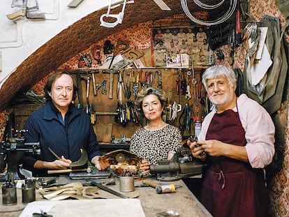 Tomás Alía junto a Concepción y José María, los artesanos que desde los años ochenta lideran el taller Hijos de F. Potenciano, donde se producen piezas por encargo para algunos de los interioristas más prestigiosos.