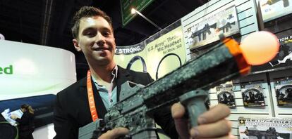 Un rifle de asalto del ejército norteamericano tuneado para jugar con la PlayStation en la feria CES de Las Vegas.