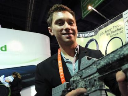 Un rifle de asalto del ej&eacute;rcito norteamericano tuneado para jugar con la PlayStation en la feria CES de Las Vegas.