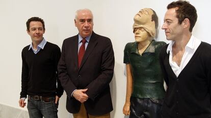 MP&MP Rosado junto a su obra 'La intimidad' y el consejero de Cultura, Luciano Alonso.