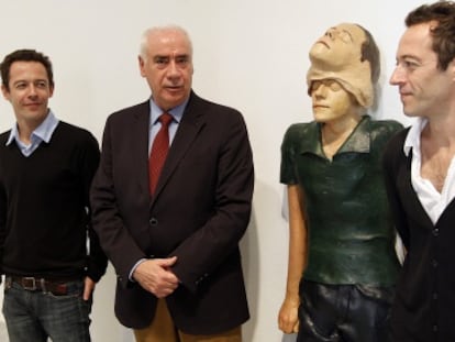 MP&amp;MP Rosado junto a su obra &#039;La intimidad&#039; y el consejero de Cultura, Luciano Alonso.