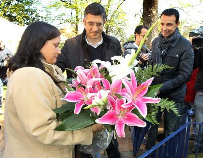 Patxi López, en el centro, entrega un ramo de flores a una hija de Maite Torrano.