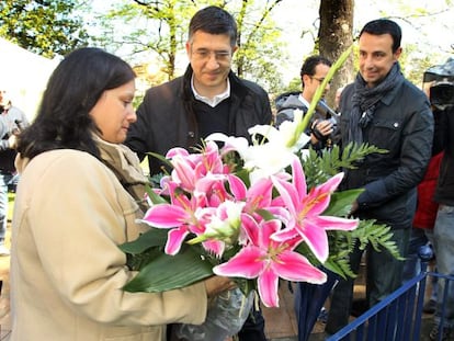 Patxi López, en el centro, entrega un ramo de flores a una hija de Maite Torrano.
