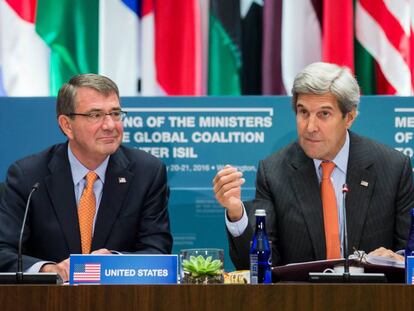 Los secretarios de Defensa y Estado, Ash Carter y John Kerry, en la cumbre contra ISIS
