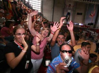 Vecinos de Pinto celebran el triunfo de Contador en el pabellón Príncipe de Asturias.