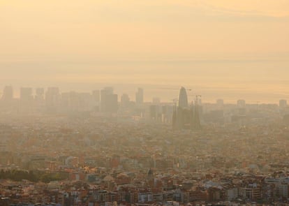 Vista aérea de Barcelona, con la Sagrada Familia y la Torre Agbar en el centro, apenas visibles por la contaminación atmosférica. |