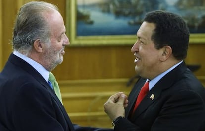 El Rey junto a Hugo Ch&aacute;vez, en Madrid en 2009.