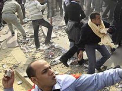 La UE exige la salida de Mubarak para frenar la escalada violenta