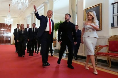Donald Trump muestra el Salón Cruzado de la Casa Blanca a los líderes europeos, este lunes. 