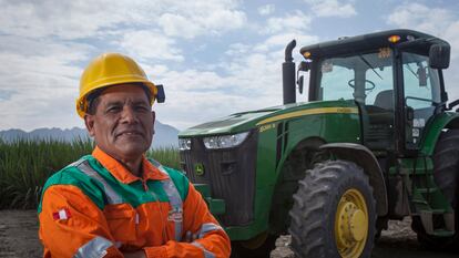 Un trabajador de la caña de azúcar en Paramonga, Perú.