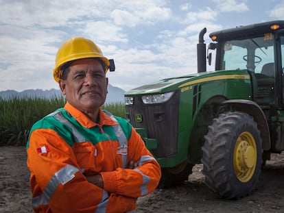 Un trabajador de la caña de azúcar en Paramonga, Perú.