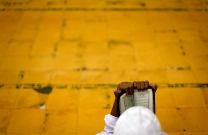 Un estudiante lee el Corán en la escuela Al-Mukmin, de Solo, Indonesia.