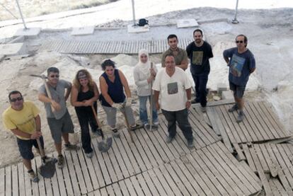 Robert Sala, con camiseta blanca, junto a algunos integrantes del equipo que retoma hoy las investigaciones en Orce.