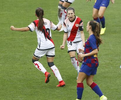 Las jugadoras del Rayo celebran el primer gol marcado este domingo al Barcelona, en el estadio de Vallecas.