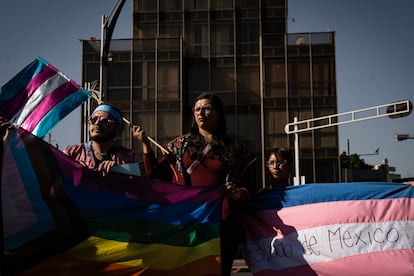 Colectivos de la comunidad LGBTQ se manifestaron en la avenida Paseo de la Reforma.