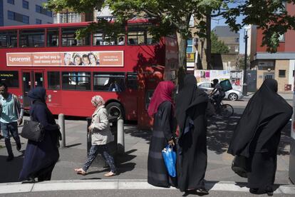 Transeúntes en el barrio multiétnico de Shadwell, en Londres.