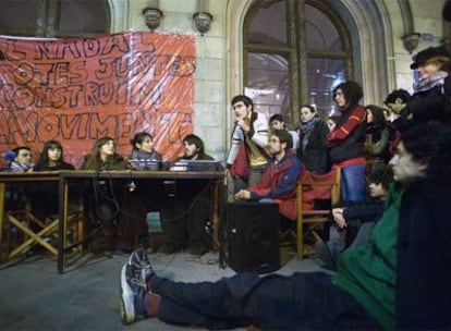 Los estudiantes improvisaron una rueda de prensa en plena Gran Via tras conocer que las expulsiones eran firmes.