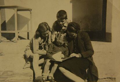 El Che con sus hermanas, Ana María y Celia. Los tres leen junto a mamá Celia, fallecida el 18 de mayo de 1965.