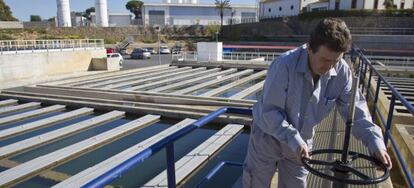 Un operario en unas instalaciones de agua.